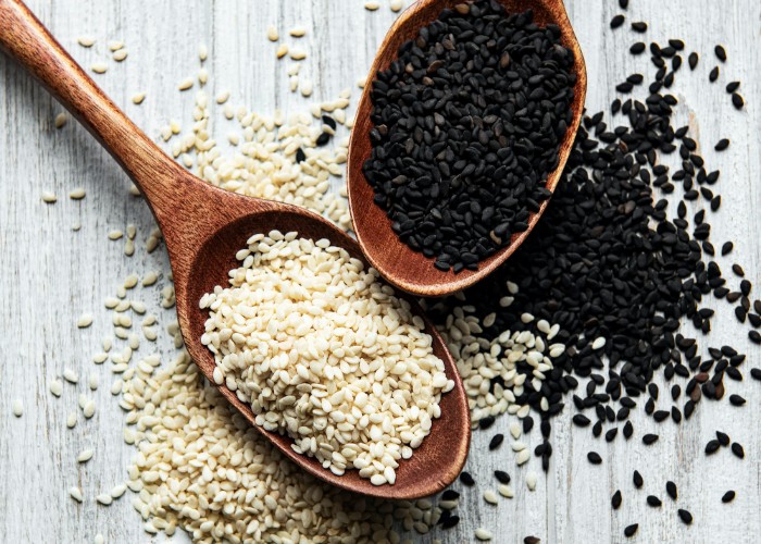 Difference between black and white sesame seeds