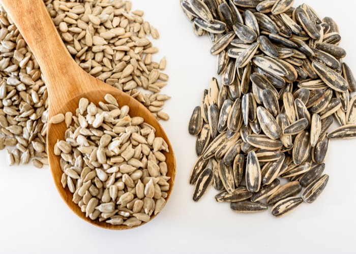 Raw sunflower seeds peeled vs. unpeeled